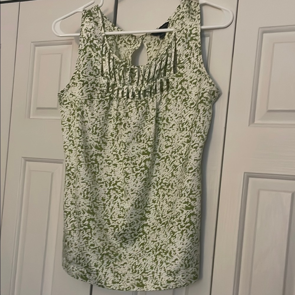 Banana Republic Green Patterned Sleeveless Top w/ Lattice neckline size small